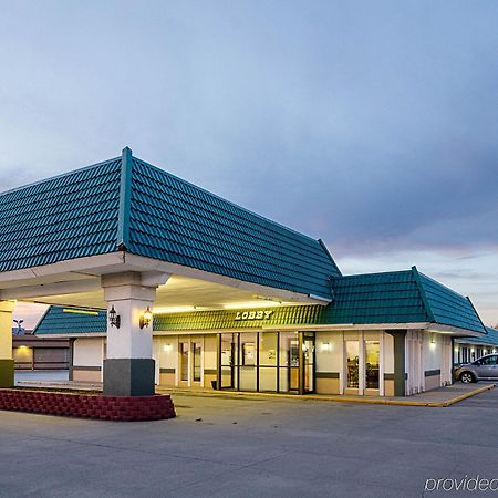 Econo Lodge Mcpherson ภายนอก รูปภาพ
