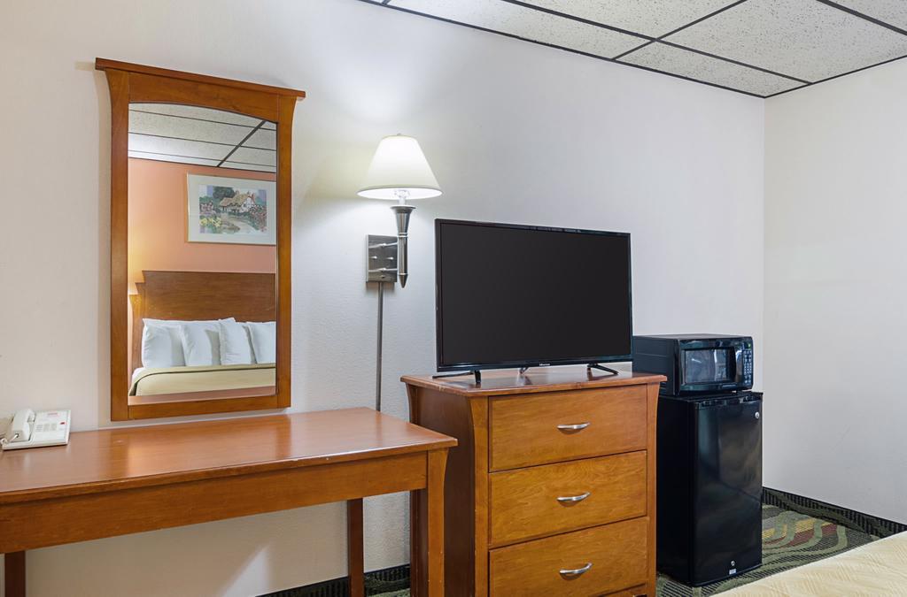 Econo Lodge Mcpherson ภายนอก รูปภาพ