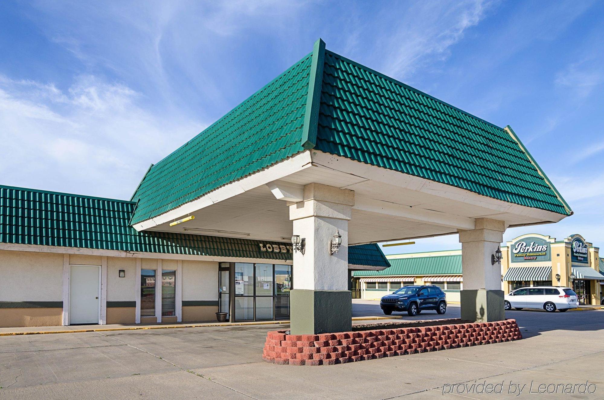 Econo Lodge Mcpherson ภายนอก รูปภาพ