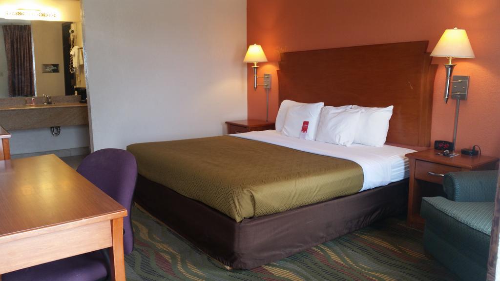 Econo Lodge Mcpherson ภายนอก รูปภาพ