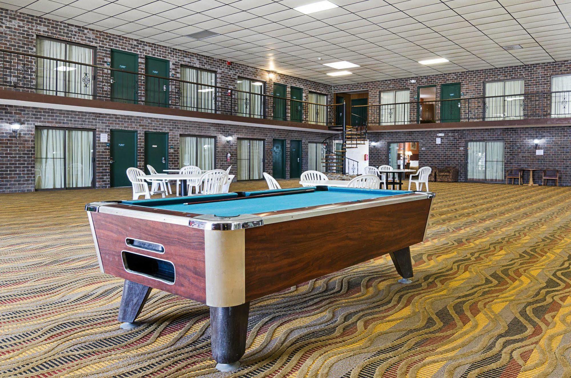 Econo Lodge Mcpherson ภายนอก รูปภาพ